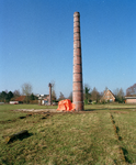 843954 Afbeelding van de restauratie van een schoorsteen die ooit in gebruik is geweest bij een glastuinbouwbedrijf, ...